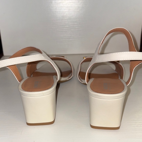 Womens Italian leather Sandals block heel| Gold Accent buckles.like new Size 10 - Picture 6 of 9